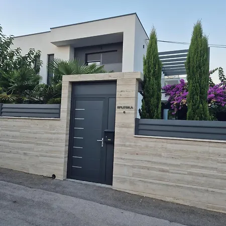 Maria Villa *