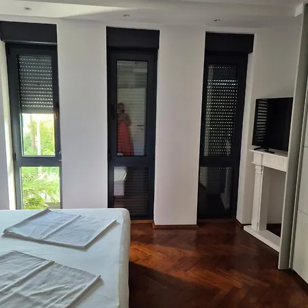 Maria Villa *